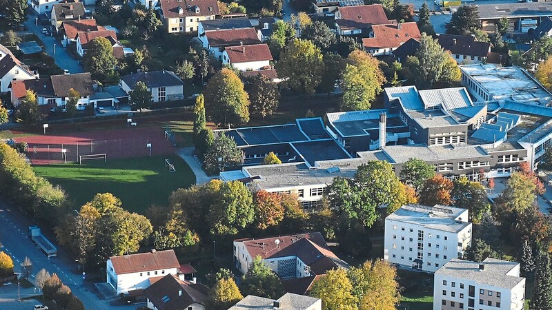 Die bestehende Realschule in Vilsbiburg: Auf den bisherigen Sportplätzen soll ab Sommer 2024 der Neubau entstehen.