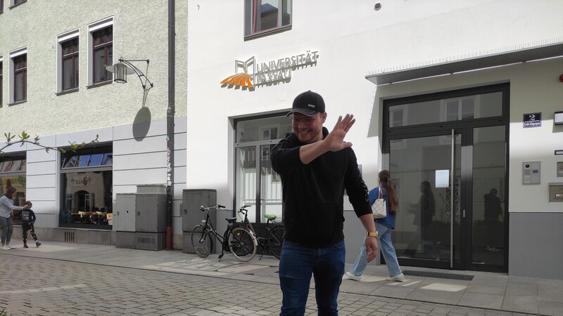 Regelmäßig lädt Dominik Steininger Clips auf der Kurzvideoplattform TikTok sowie auf Instagram hoch. Hier tanzt er in der Passauer Innenstadt.