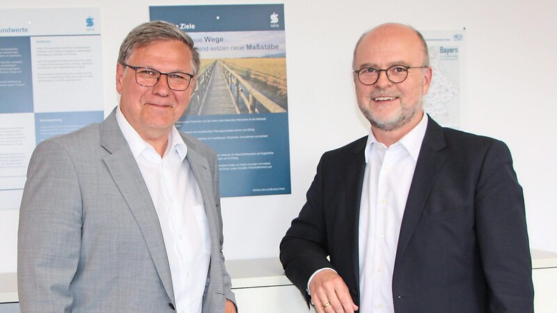 Dr. Thomas Koch (rechts) ist der neue Geschäftsführer der Sana-Kliniken des Landkreises Cham. Sein Vorgänger, Klaus Fischer, tritt ins zweite Glied und kümmert sich künftig ausschließlich um die Fortentwicklung des Standortes Roding.