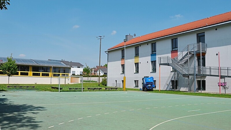 In Volkenschwand fördert der Freistaat die Investitionen der Gemeinde in den Schulcampus mit der Generalsanierung der Grundschule, der Freisportanlagen und dem Neubau der Sporthalle.