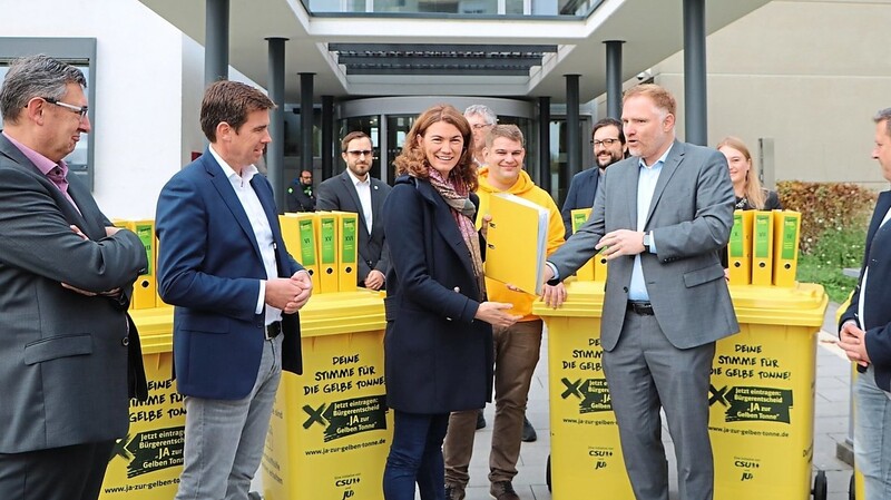 Werden sich wohl nicht mehr grün: Landrätin Tanja Schweiger (mit gelbem Ordner) und die Mitglieder der Bürgerinitiative Gelbe Tonne im Landkreis Regensburg.