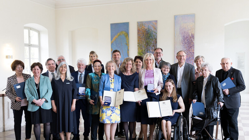 Alle Geehrten zusammen mit der Bayerischen Staatsministerin für Familie, Arbeit und Soziales Ulrike Scharf, von der die Medaillen übergeben wurden.