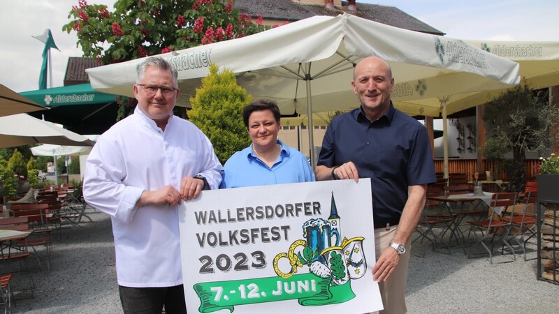 Freuen sich auf das Volksfest mit neuer Ausrichtung: Bürgermeister Franz Aster (r.) und das Festwirtspaar Elli und Markus Stahl.