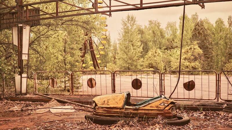 Hier fährt keiner mehr Autoscooter. Eine beeindruckende Aufnahme eines Lost Places aus Tschernobyl.
