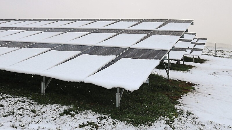 Immer mehr Solarmodule ploppen auf im Landkreis Cham: Auf einer Anhöhe bei Traitsching hat ein Investor schon gebaut.