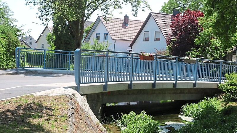 Die Brücke über den Allersdorfer Bach in der Loiblstraße ist frisch saniert. Rechtzeitig zum Pfingstvolksfest ist sie wieder nutzbar.