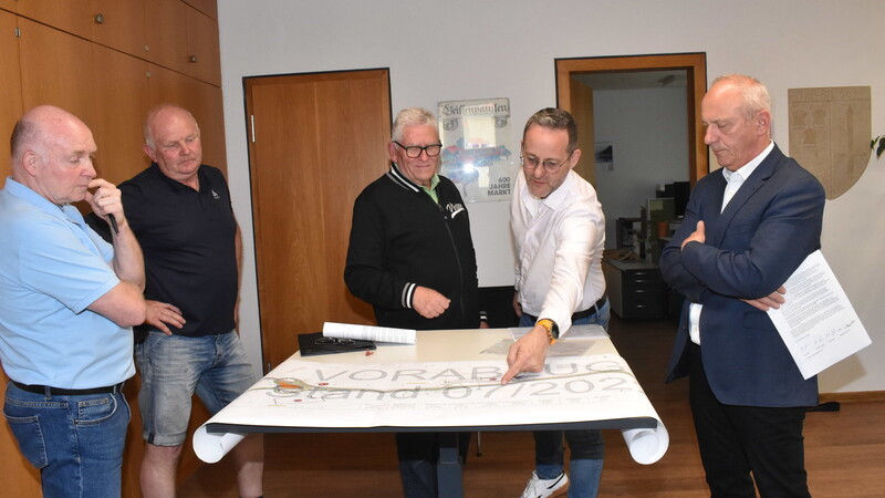 An Bürgermeister Josef Reff (rechts) überreichten (von links) Paul Steer, Josef Steer, Günther Müller und Markus Atzmüller den Bürgerantrag gegen den Ausbau der B299.