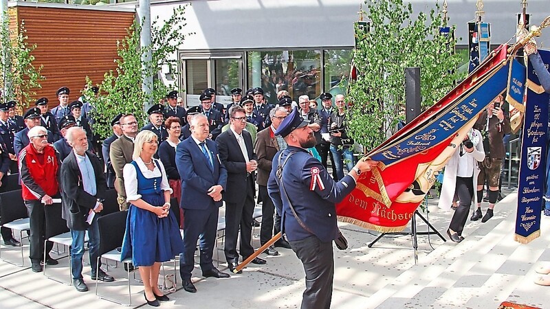 Adriana von Fraunberg heftete vor den Augen der Ehrengäste das Schirmherrn- Erinnerungsband, das Pfarrer Richard Greul zuvor gesegnet hatte, an die Feuerwehrfahne, getragen von Fähnrich Tobi Ott.