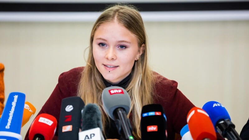Aimee van Baalen, Sprecherin der Letzten Generation, äußert sich vor Medienvertretern.