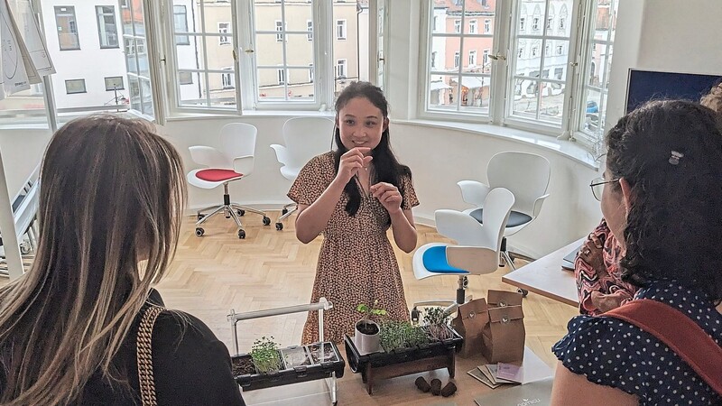 Wachstum in schmuckem Zentrumsambiente: "namicu"-Mitgründerin Kim Hong erklärt den Gästen der Eröffnung ihre Produkte.  Fotos: Roman Hiendlmaier