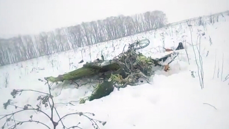 Das Standbild aus einem Video zeigt Trümmerteile eines Flugzeugs vom Typ An-148 auf einer Wiese etwa 40 Kilometer vom Flughafen Domodedowo entfernt.