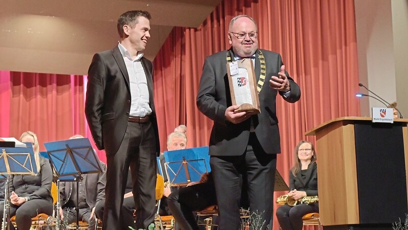 Bürgermeister Ludwig Robold (r.) ehrt den Para-Sportler Manuel Korber.