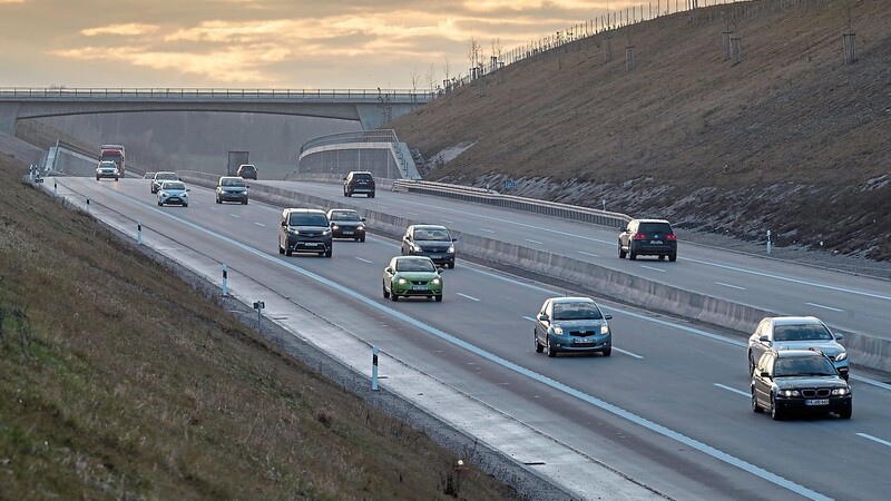 Für den Lückenschluss der A 94 von München nach Passau werde sich die Staatsregierung "massiv ins Zeug legen", verspricht Verkehrsminister Christian Bernreiter.