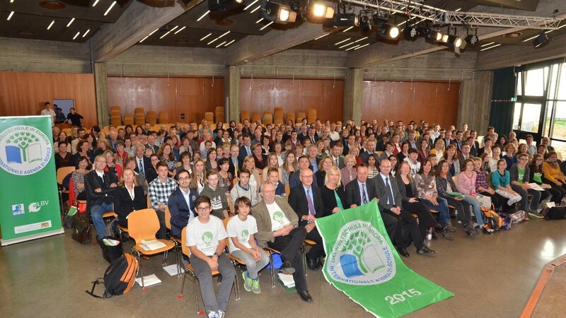 Beim diesjährigen Schulwettbewerb "Umweltschule in Europa/Internationale Agenda 21 Schule 2015 hat der Freistaat Bayern insgesamt 275 Umweltschulen ausgezeichnen.