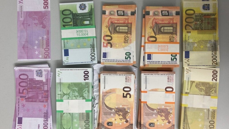Die Beamten fanden rund 100.000 Euro "Movie Money" bei dem jungen Mann.