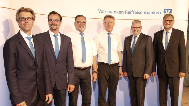 Vorstandschaft und Aufsichtsrat der Raiffeisenbank Pfeffenhausen-Rottenburg-Wildenberg mit den wiedergewählten Mitgliedern Maximilian Holzmayr (3.v.l.) und Andreas Satzl (2.v.l.).