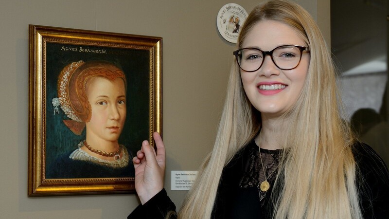Agnes Bernauer (Gemälde eines unbekannten Augsburger Malers des 18. Jahrhunderts nach einer Vorlage aus dem 16. Jahrhundert) trifft Agnes Bernauer in der Gestalt von Kristina Kohlhäufl, die Baderstochter der Festspiele 2019.