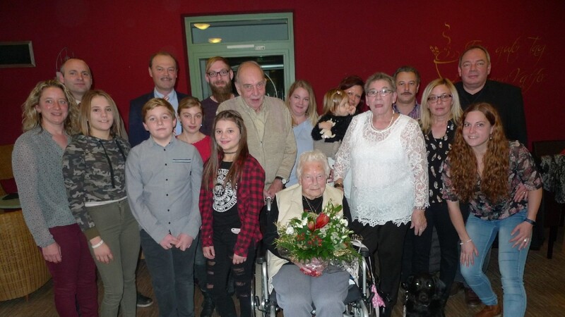 Paula Merck wurde am Samstag 102 Jahre alt. Zweiter Bürgermeister Michael Mühlbauer und viele Verwandte feierten mit ihr den Jubeltag.