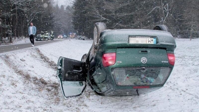Ein auf schneeglatter Straße verunglücktes Fahrzeug: Durch winterliche Straßenverhältnisse kam es am Frühlingsanfang zu zahlreichen Unfällen in Bayern.