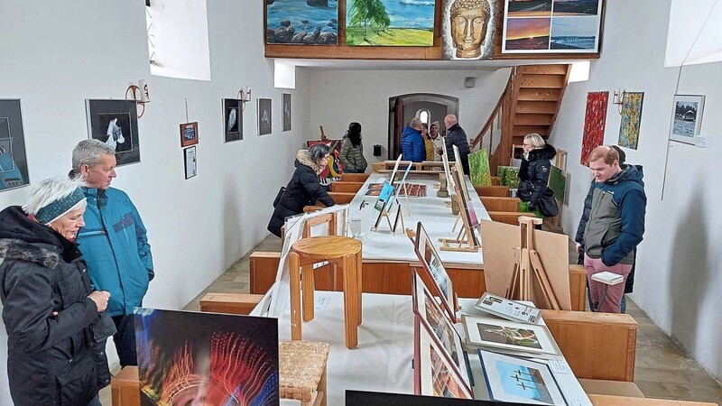 Interessierte Besucher in der Kunstausstellung in der Dorfkirche von Figlsdorf. Am Sonntag war die Ausstellung das Ziel vieler Spaziergänger.