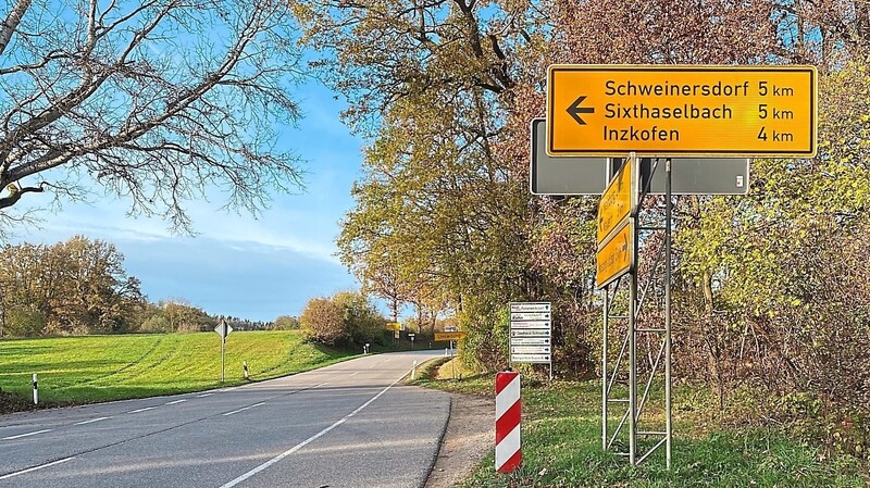 Die nicht ganz ungefährliche Verkehrssituation zwischen Thalbach und Zieglberg soll anstelle der beiden versetzten Abzweigungen Richtung Schweinersdorf und Wang durch einen Kreisverkehr entschärft werden.