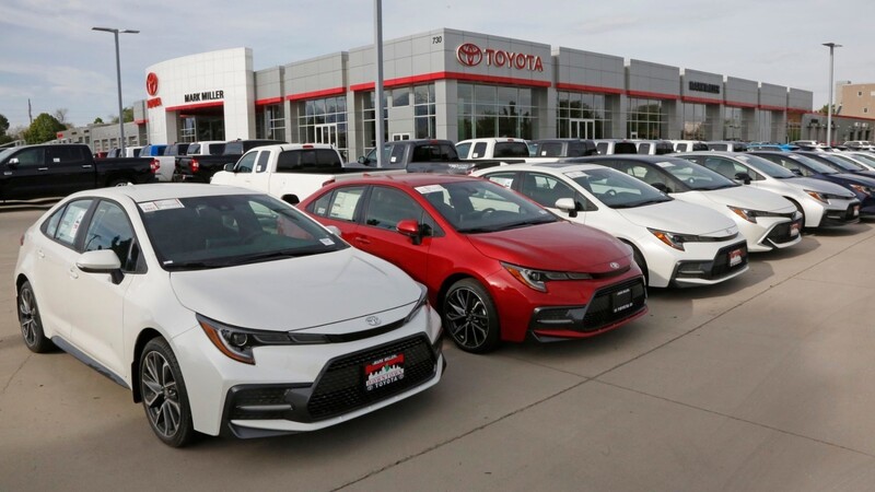 Autos der Marke Toyota stehen vor einem Vertrieb des Unternehmens. Mit rund 2,3 Millionen verkauften Autos im Gesamtjahr 2021 wurde der japanische Branchenriese Toyota rund 114.000 mehr Neuwagen bei der US-Kundschaft los als GM - und eroberte die Marktführerschaft.