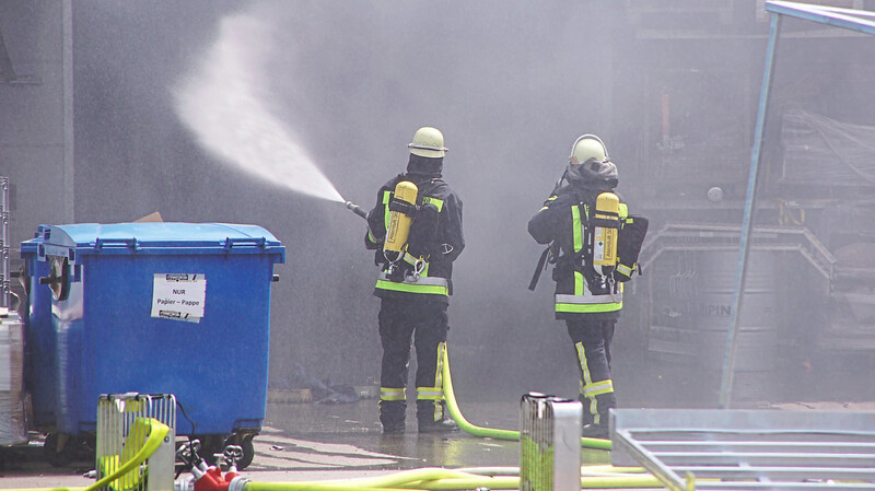 In einer Produktionshalle im Gewerbepark Wörth/Wiesent ist am Dienstag ein verheerendes Feuer ausgebrochen. Der Schaden ist immens.