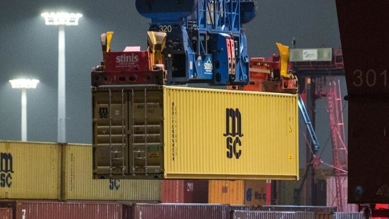Ein Containerschiff wird im Hamburger Hafen entladen.
