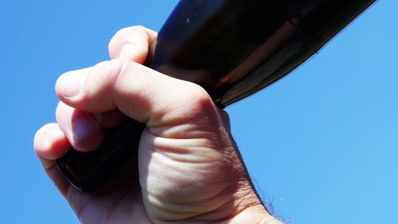 Ein 26-Jähriger hat am Samstag einem Security-Mitarbeiter in einer Landshuter Diskothek mit einer Flasche auf den Kopf geschlagen. (Symbolbild)