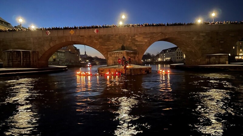 Zahlreiche Schaulustige fanden sich auf der Steinernen Brücke ein, um das Weihnachtsschwimmen der BRK-Wasserwacht mitzuerleben.