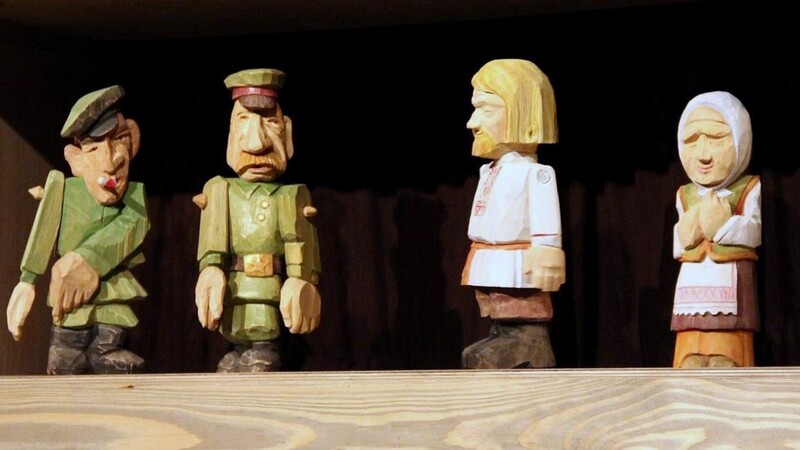 Holzfiguren des Theaters Larisa Bystko aus Weißrussland.
