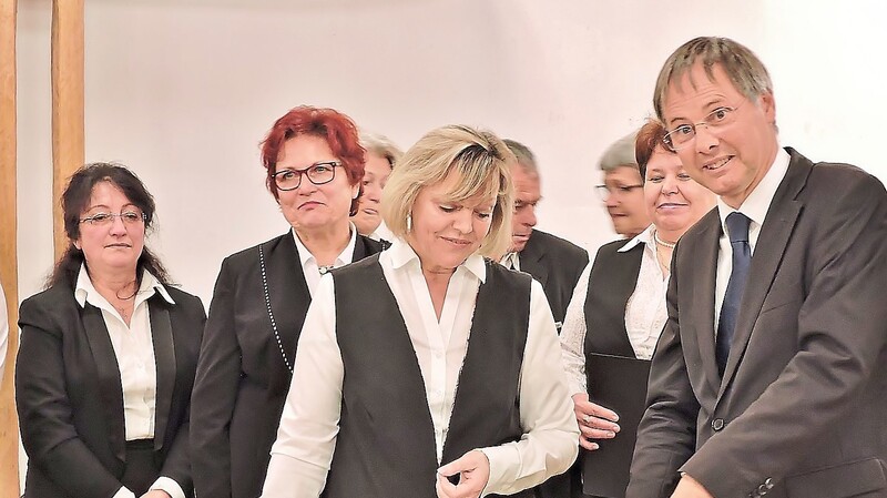 Gemeinsam mit Katharina Bakajev, Chorleiterin Rosa Stoller und dem Chor schnitt Gottfried Rösch die Torte an.