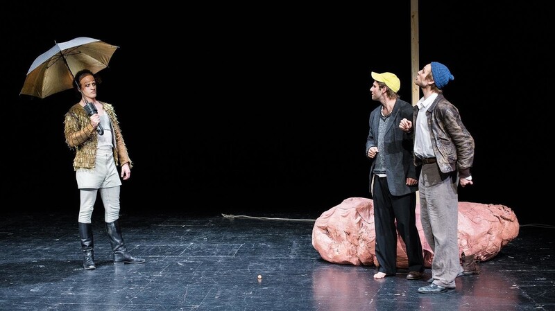 So wartet es sich ganz unterhaltsam: Jakob Geßner (links), Jonathan Müller und Silas Breiding spielen Beckett.
