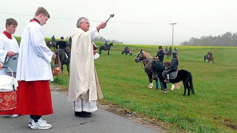 Pfarrer Georg Praun segnete die Pferde und ihre Reiter.