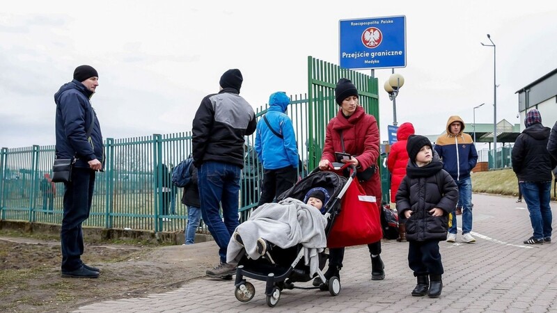 Eine ukrainische Familie geht durch den Grenzübergang nach Polen.