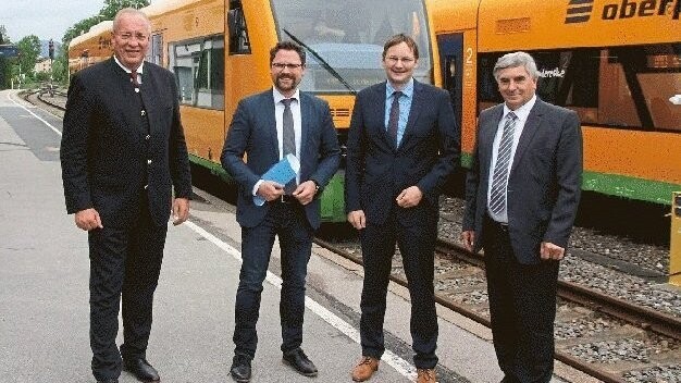 Ende Mai hatte Verkehrsminister Dr. Hans Reichhart (2. von rechts) den zügigen Ausbau des Chamer Bahnhofs versprochen, jetzt stehen die Planungsmittel bereit.