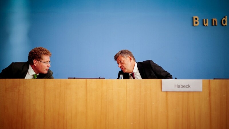Robert Habeck (r.) bespricht sich in der Bundespressekonferenz mit seinem Staatssekretär Patrick Graichen.