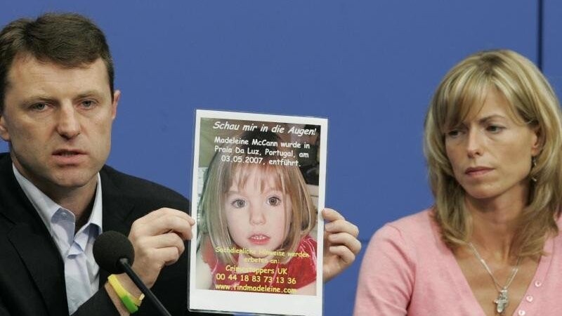 Gerry und Kate McCann zeigen während einer Pressekonferenz im Juni 2007 ein Bild ihrer verschwundenen Tochter Maddie.