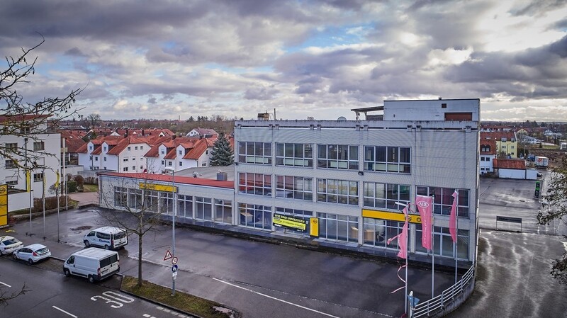 Das markante Gebäude an der Regensburger Straße wird sein Gesicht verändern. Der rechte Teil bleibt bestehen und wird auf der linken Seite durch einen Anbau erweitert. Auf dem Gelände dahinter entsteht ein Neubau mit rund 40 Mietwohnungen.