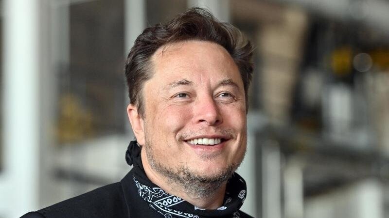 Elon Musk, Tesla-Chef, steht bei einem Pressetermin in der Gießerei der Tesla Gigafactory in Brandenburg. (Archivbild).