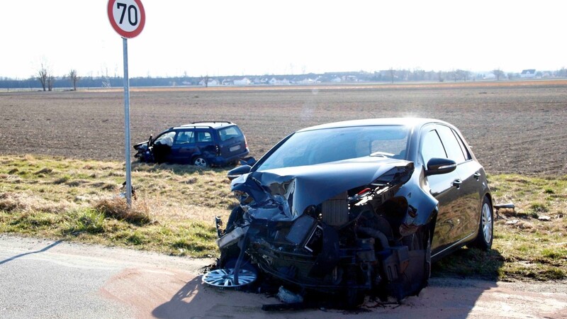 Beide Fahrer wurden bei dem Unfall leicht verletzt.