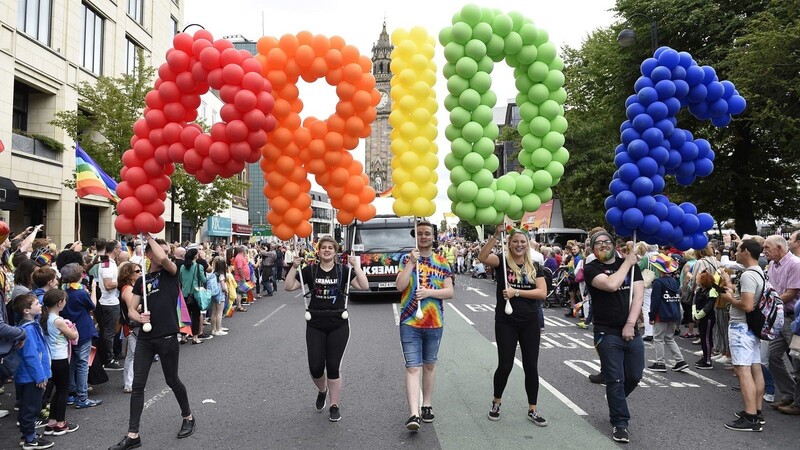 Auf Pride-Paraden zeigt die LGBTQ-Community, dass sie stolz auf ihre sexuelle Orientierung ist. Viele Unternehmen wollen dabei aber nur auf sich aufmerksam machen.