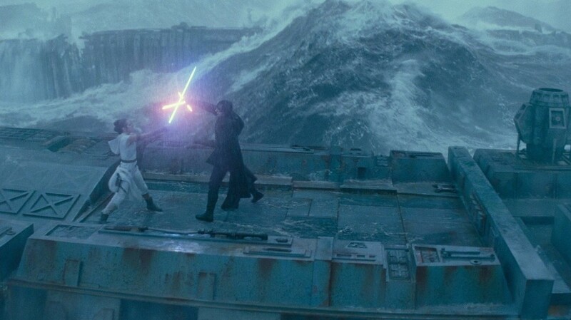 Rey (Daisy Ridley, links) und Kylo Ren (Adam Driver) beim Laserschwert-Kampf vor großer Kulisse.