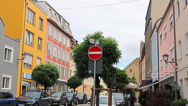 Die Stadt Cham lässt ein Radkonzept erstellen. Eine Maßnahme könnte sein, die Einbahnstraßen, wie hier die Lucknerstraße, beidseitig für den Verkehr freizugeben.
