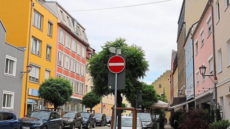 Die Stadt Cham lässt ein Radkonzept erstellen. Eine Maßnahme könnte sein, die Einbahnstraßen, wie hier die Lucknerstraße, beidseitig für den Verkehr freizugeben.