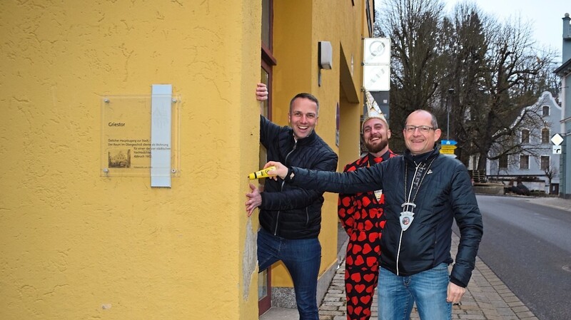 Bürgermeister Armin Grassinger mit der Abordnung der Narrenhochburg Teisbach Markus Steinberger und Manfred Bauer.