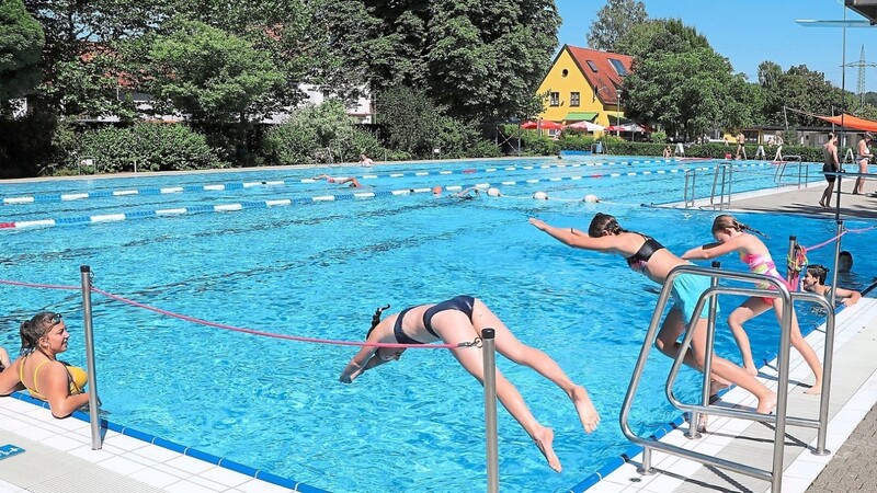 Das städtische Freibad hat auch in der Corona-Zeiten viel zu bieten: Während die jungen Mädchen den Kopfsprung ins erfrischende Nass bevorzugen, können im Hintergrund die Schwimmer ungehindert ihre Bahnen ziehen.