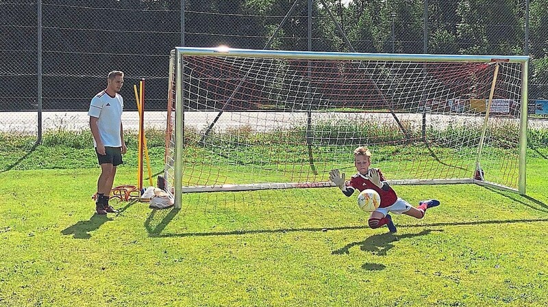 Riesenspaß hatten die Kinder mit Landesliga-Torwart Marco Giese trainierte in der speziellen Tortwart-Gruppe.