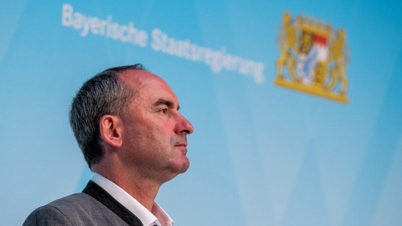 Bayerns Wirtschaftsminister Hubert Aiwanger (Freie Wähler) nimmt an einer Pressekonferenz teil.