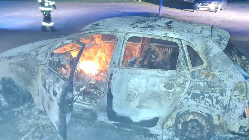 Am Parkplatz des Badesees in Pocking brannte ein Auto aus. Dabei wurde eine Frau schwer verletzt.
